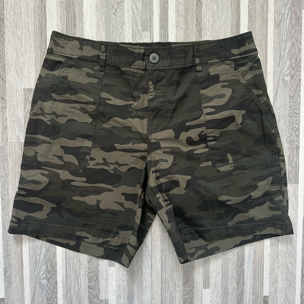 Social Standard by Sanctuary Camouflage Cargo Shorts — Size L/G